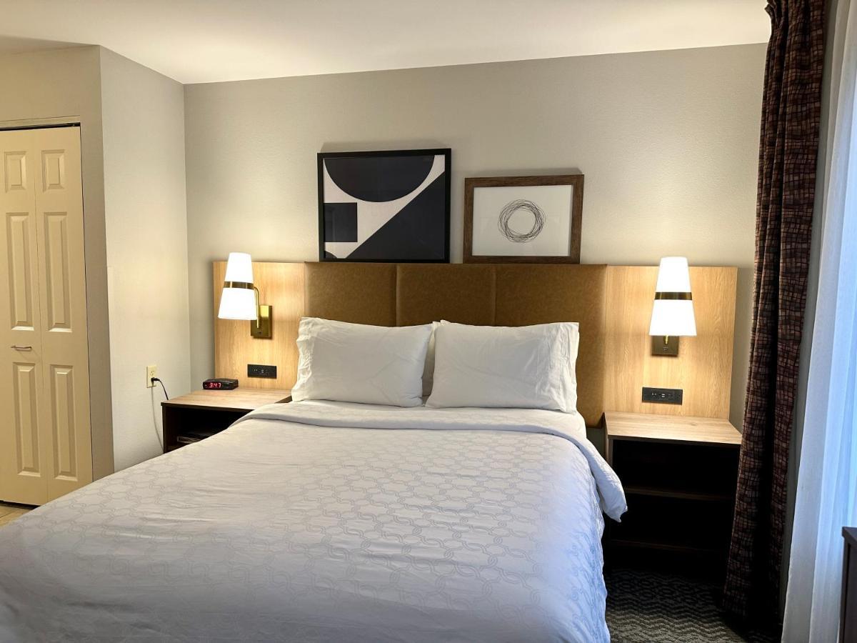 Staybridge Suites Milwaukee West-Oconomowoc By Ihg Exterior photo